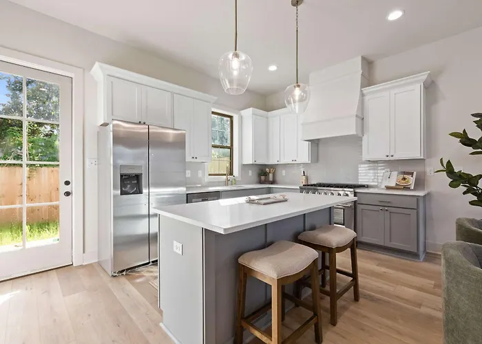 Luxe Oaks - Walk To River Ranch - Build In 2025 - Ev Charger Holiday home *